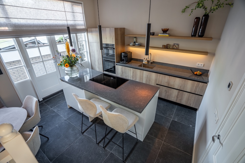 Foto Binnenkijken: een warme keuken die helemaal opgaat in het interieur FotoBinnenkijken: een warme keuken die helemaal opgaat in het interieur